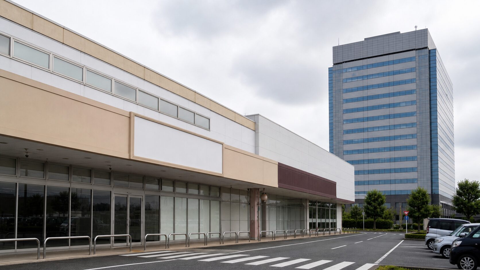 企業再編を連想させる店舗外観とオフィス棟のイメージ