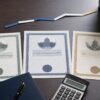 個人向け国債の変動10年、固定5年、固定3年を比較する投資調査デスクのイメージ