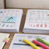 決算資料と電卓を前に上方修正の中身を確認する投資家のイメージ